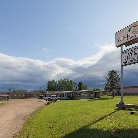 Sunrise Inn & Suites Fort Nelson Exterior foto