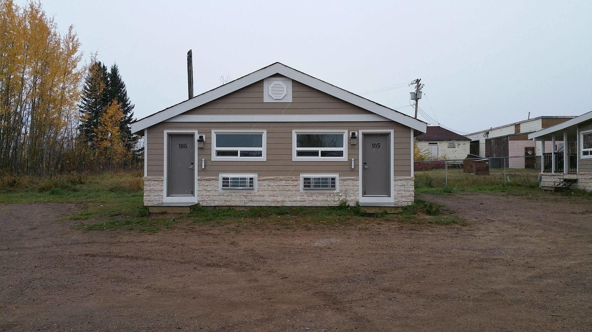 Sunrise Inn & Suites Fort Nelson Exterior foto