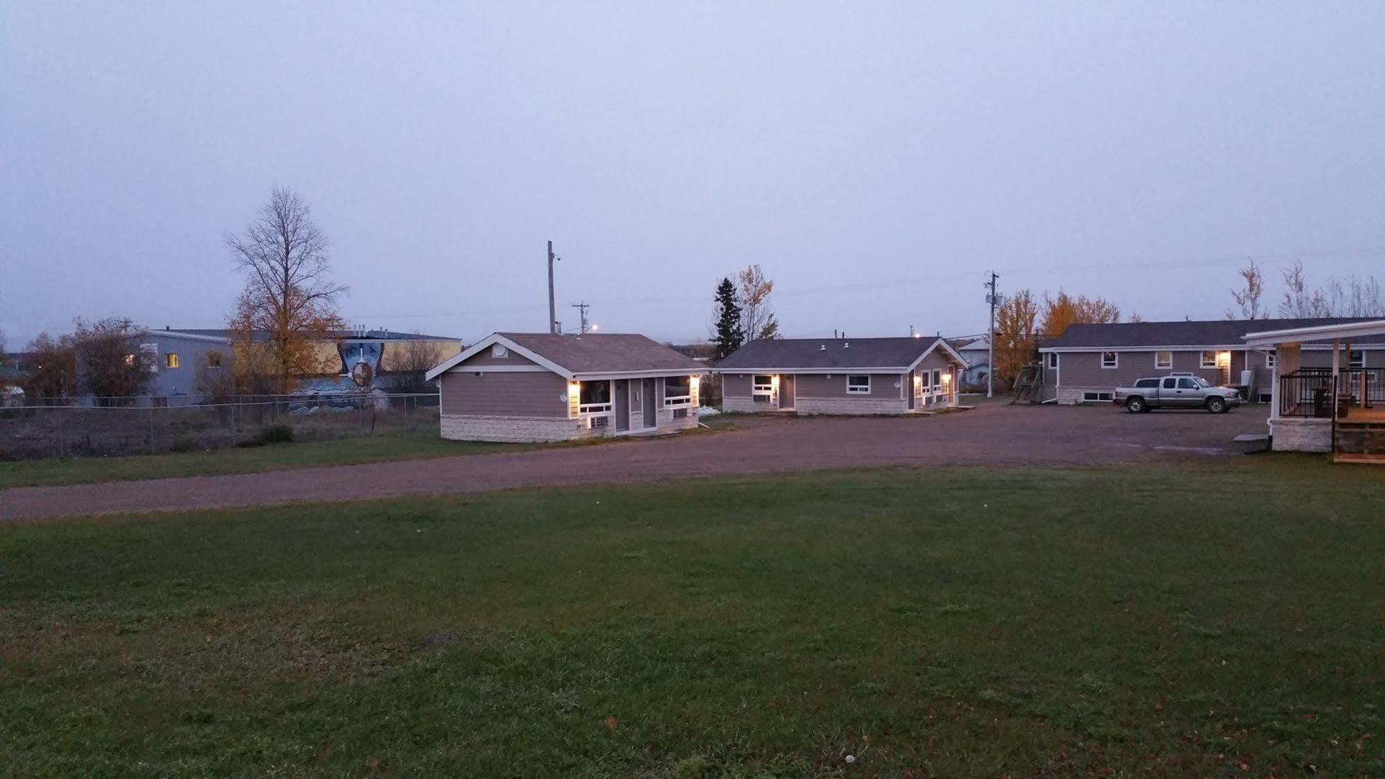 Sunrise Inn & Suites Fort Nelson Exterior foto